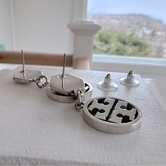 TORY BURCH - Silver hexagon Logo dangle earrings - Picture 4 of 5